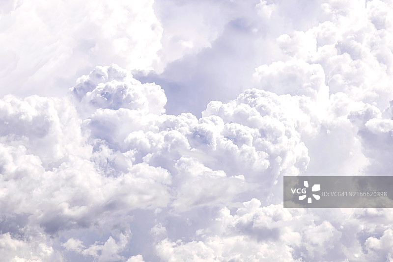 阳光明媚的夏日里的蓬松云朵图片素材