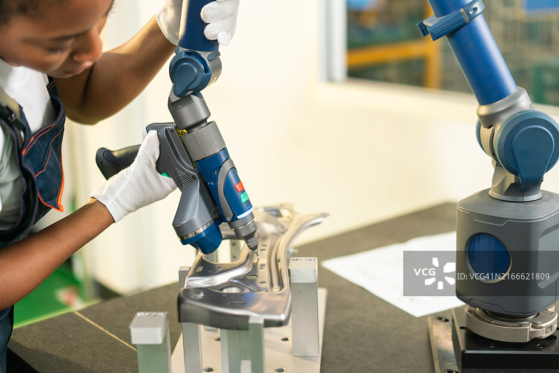 工程师在工厂使用先进测量设备图片素材