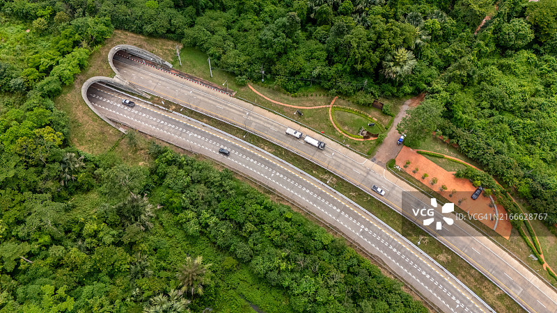 泰国巴真府考艾国家公园公路隧道和动物通道天桥俯视图图片素材