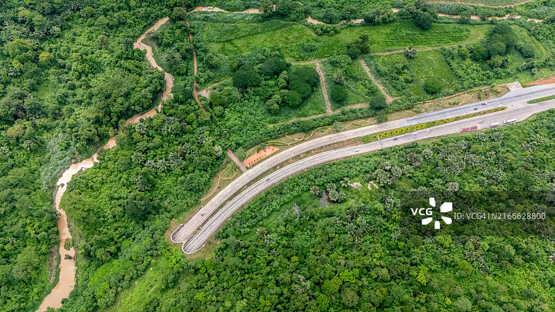 泰国巴真府考艾国家公园公路隧道和动物通道天桥俯视图图片素材