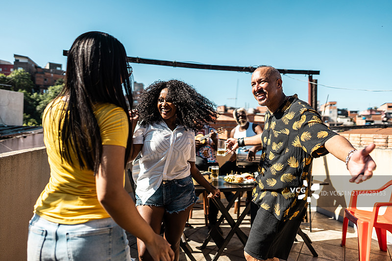 朋友们在屋顶派对上跳舞图片素材
