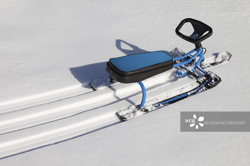 冬季雪山上滑雪车或雪地摩托玩具图片素材