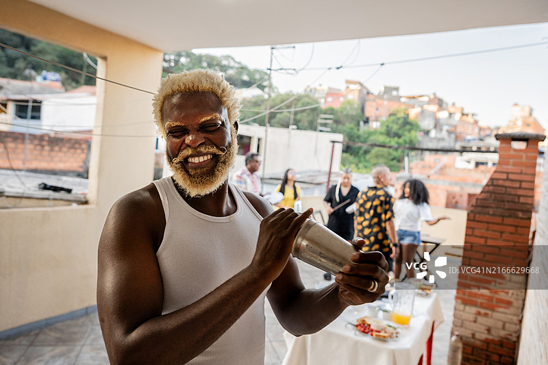 中年男人在屋顶派对上准备饮料图片素材