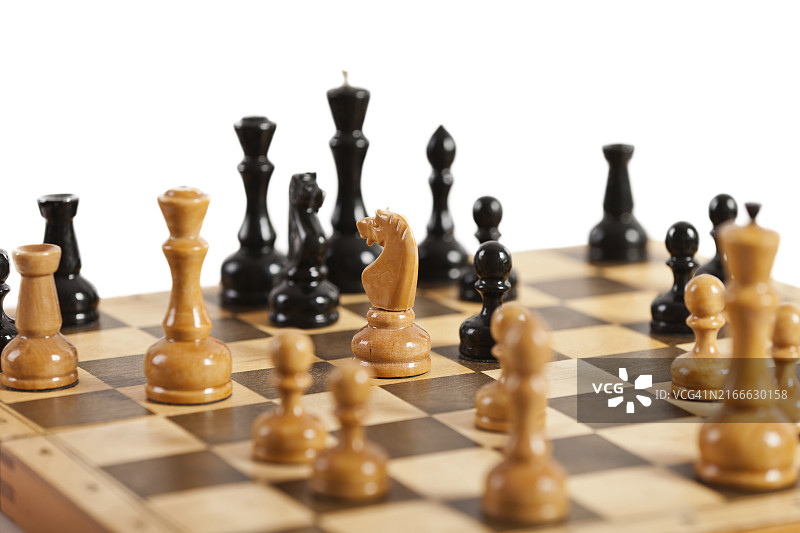 策略与竞争：木板上的象棋游戏图片素材
