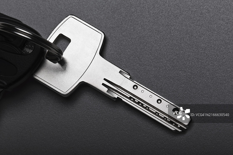 家庭安全：用金属钥匙打开的房门锁图片素材