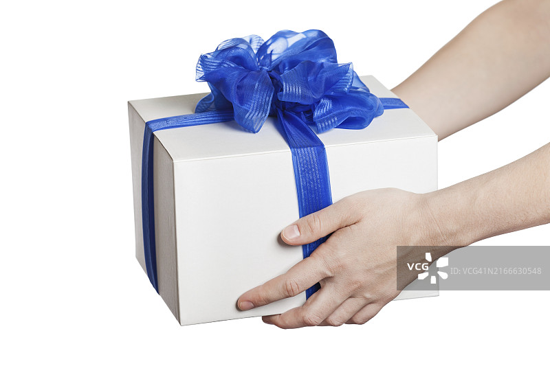 手持系有蓝色丝带的节日礼品盒图片素材