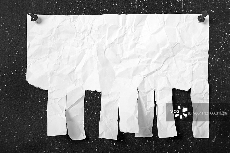 图钉固定的空白白色便签纸图片素材