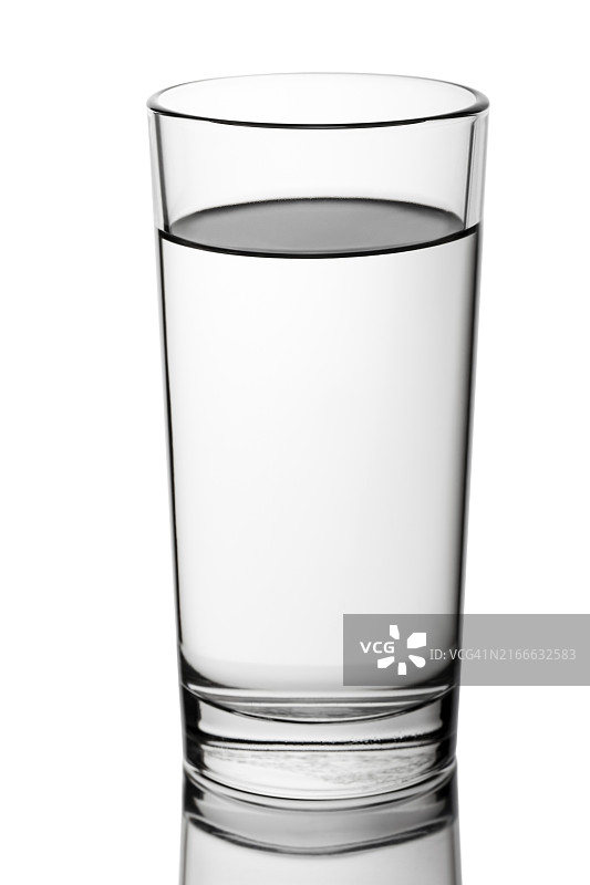 白色背景上带切面的饮用水玻璃杯图片素材