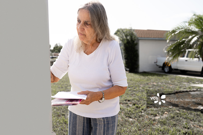 在佛罗里达州郊区收邮件的年长的西班牙裔妇女图片素材
