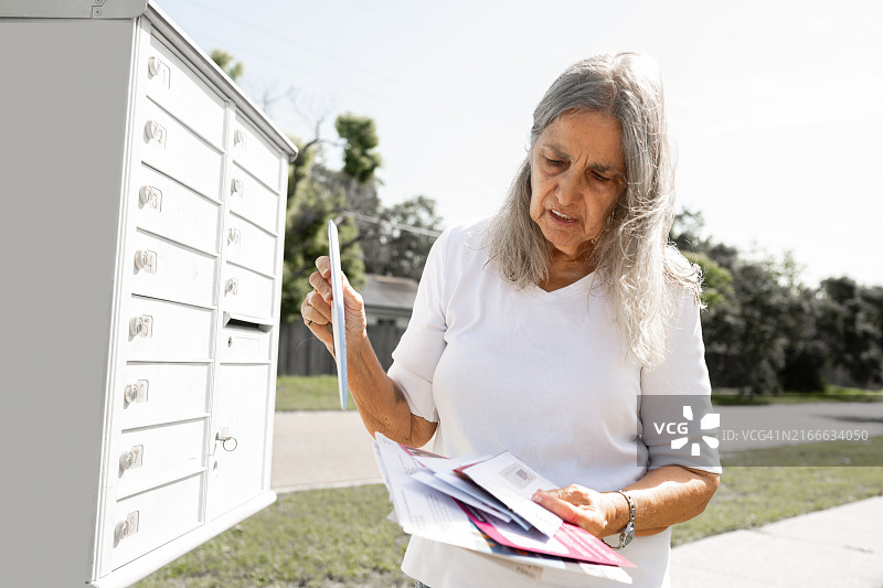 在佛罗里达州郊区收邮件的年长的西班牙裔妇女图片素材