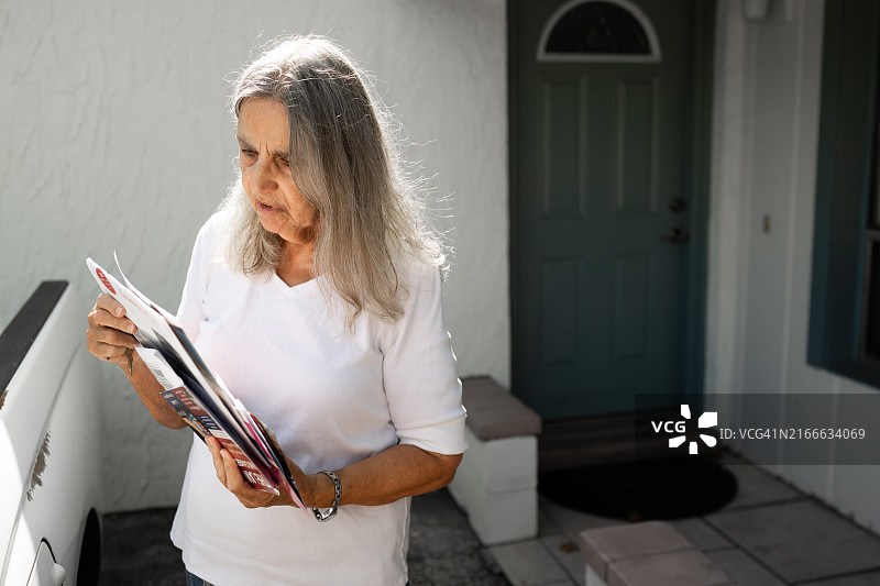 在佛罗里达州郊区收邮件的年长的西班牙裔妇女图片素材