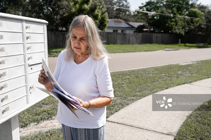 在佛罗里达州郊区收邮件的年长的西班牙裔妇女图片素材