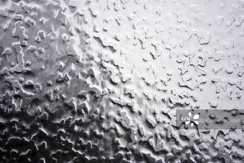 冰冻窗户上的冰晶图案图片素材