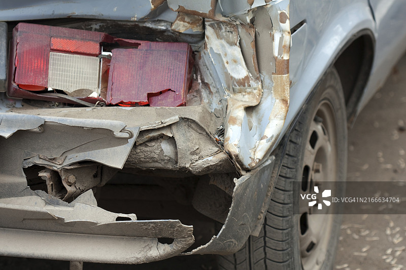 事故撞毁损坏的汽车或报废车辆图片素材