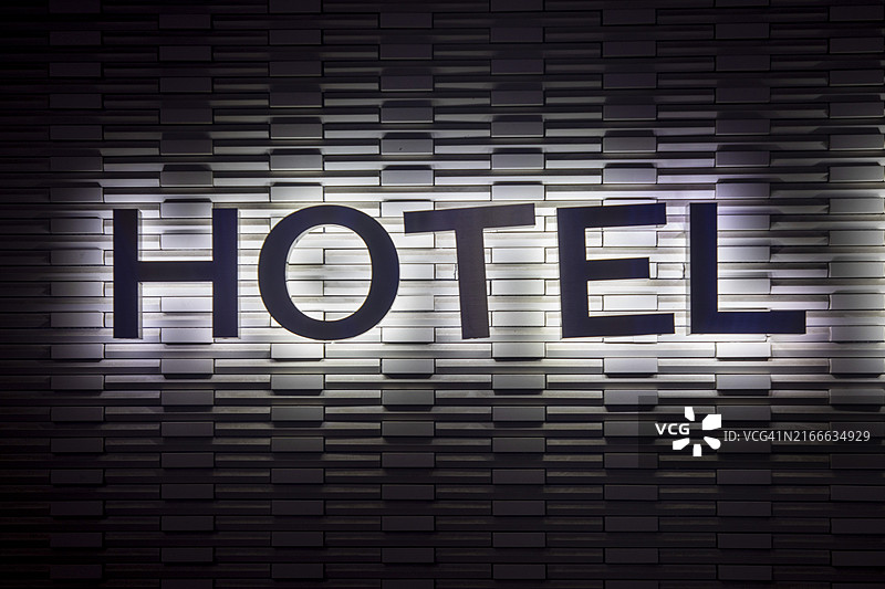 瓷砖墙上的照明酒店标志图片素材