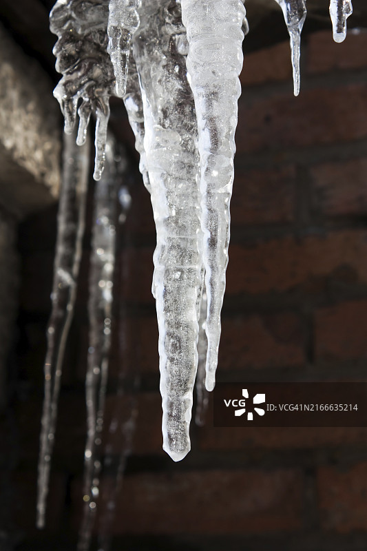 寒冷冬季冰冻融化的墙壁冰柱图片素材