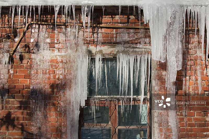 寒冷冬季冰冻融化的墙壁冰柱图片素材