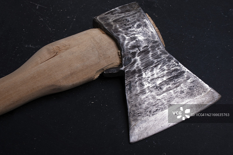 金属锋利手斧图片素材