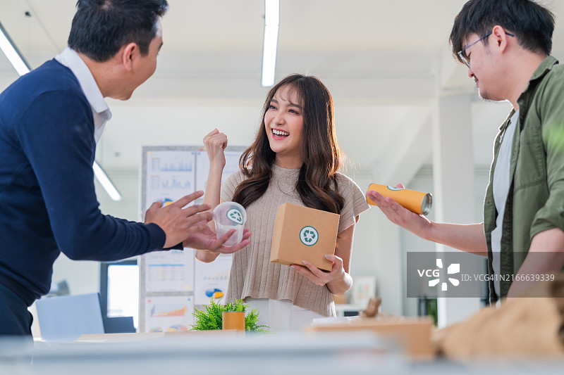 小型企业创意设计师与客户头脑风暴讨论零浪费包装图片素材