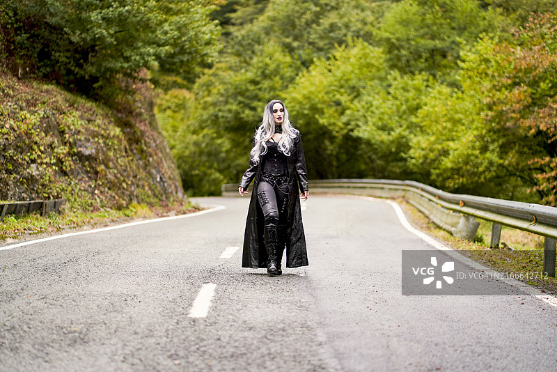 户外的吸血鬼服装女人图片素材