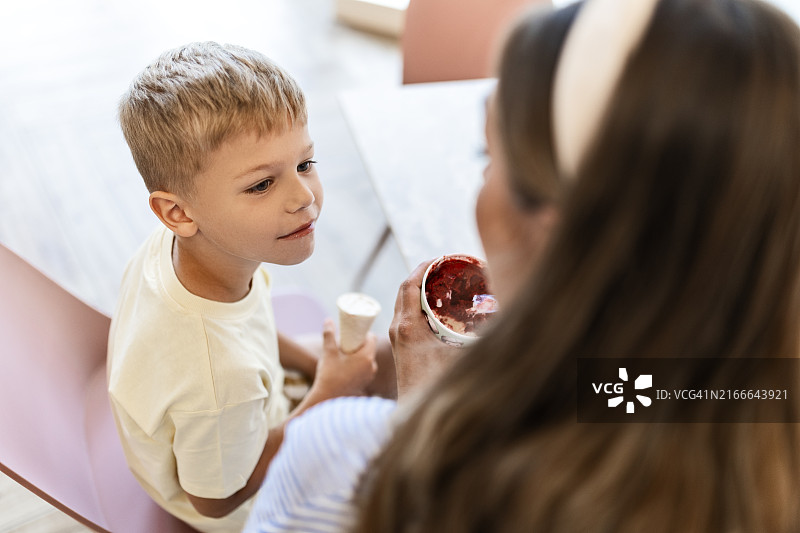 母子一同享用美食图片素材