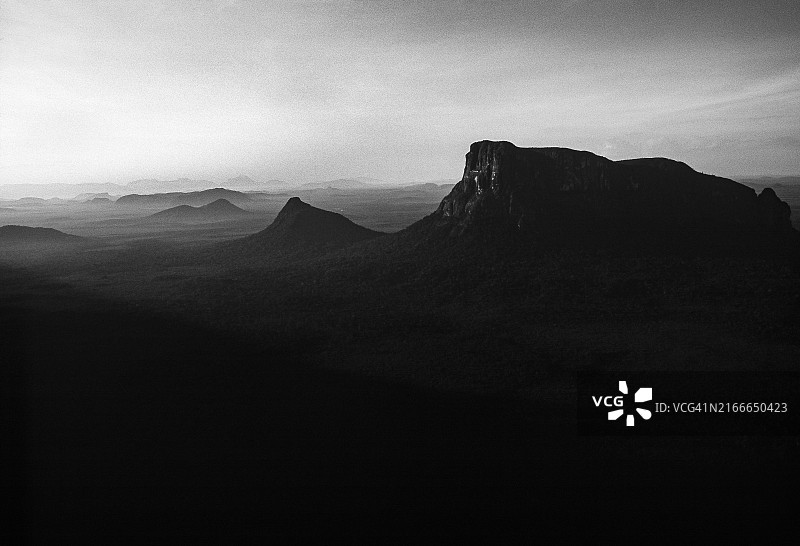 委内瑞拉亚马孙州维丘伊和乌里皮凯山鸟瞰图图片素材