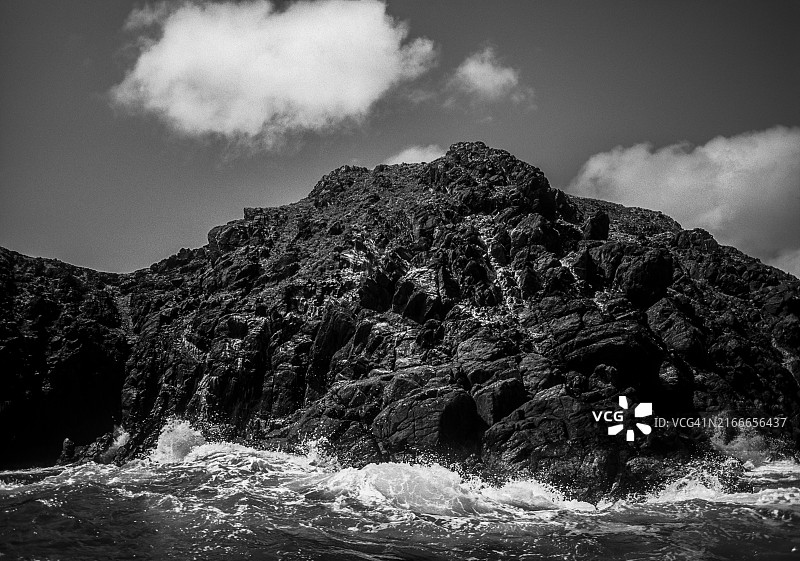 委内瑞拉洛斯罗克斯国家公园岛屿的礁石海岸上的海浪图片素材