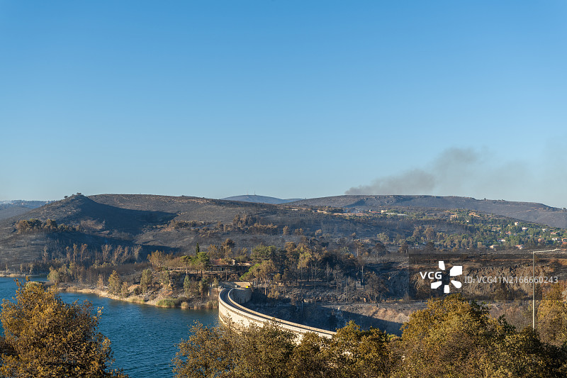 马拉松湖大坝森林火灾后的景象，阿提卡，希腊图片素材