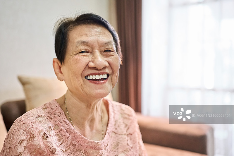 快乐的老年妇女居家肖像图片素材