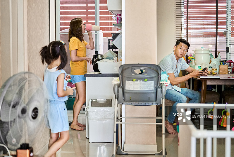公寓里的小家庭图片素材