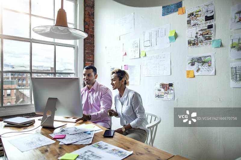 亚裔印度中年男人在现代设计办公室与多人种团队一起工作图片素材