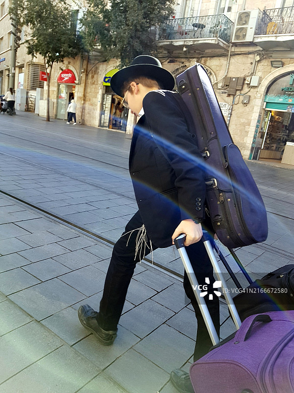 耶路撒冷街头一位穿着哈瑞迪服装的年轻音乐家图片素材