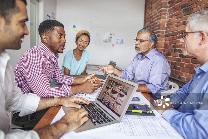 中年男子与年长商业同事在商务会议上进行讨论图片素材