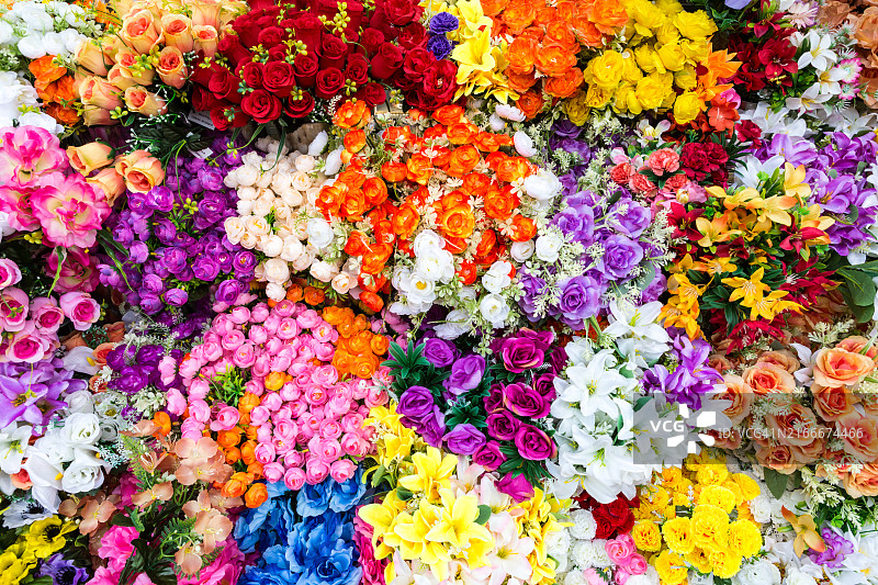 五颜六色人造花花束的顶视图图片素材