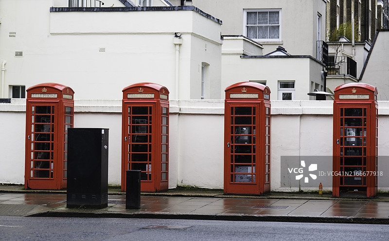 伦敦一排红色电话亭与白色建筑图片素材