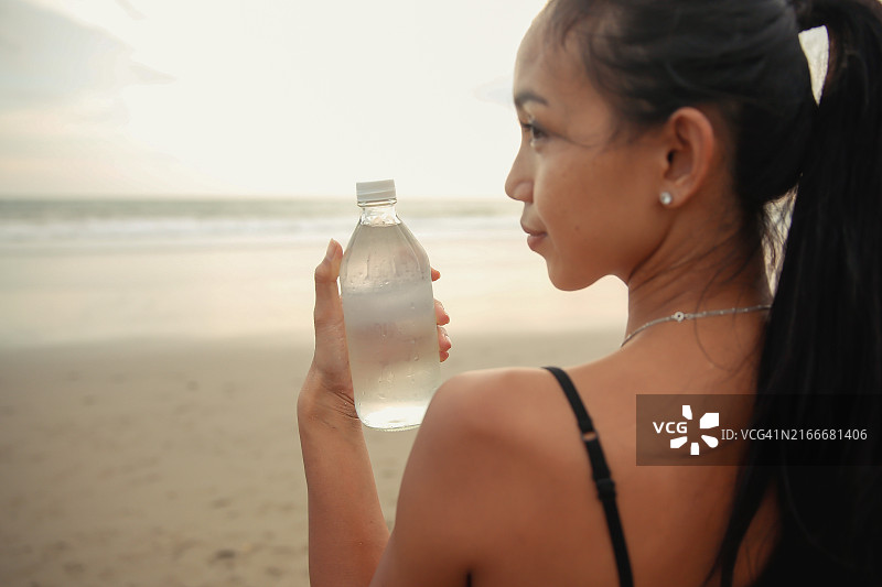 晨跑时保持水分图片素材