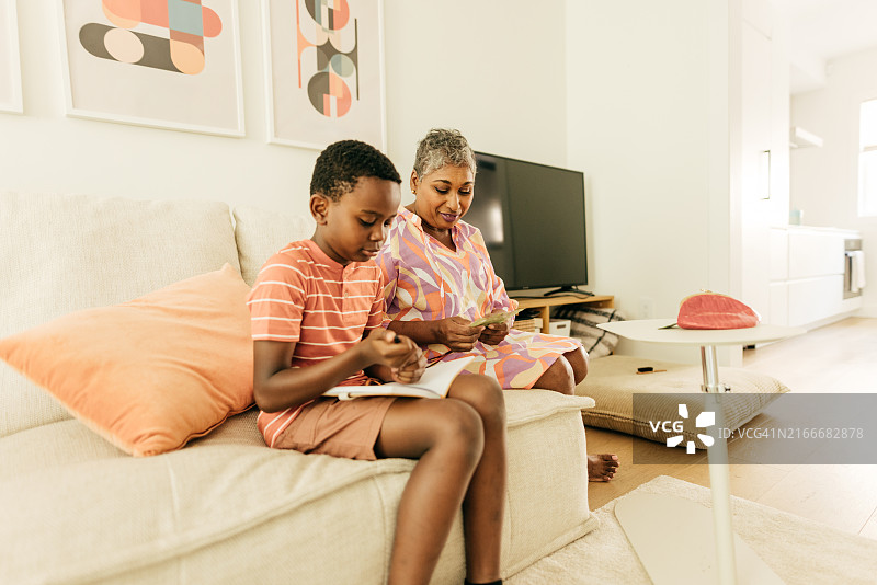 祖母如何教授金钱和投资的价值图片素材