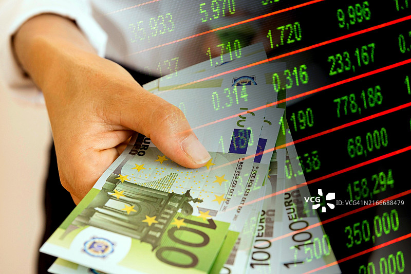 手持欧元现金与股市指标：经济图表图片素材