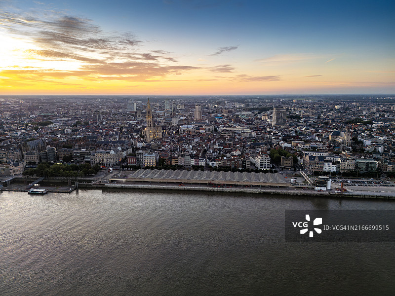 比利时安特卫普黎明时分的城市天际线图片素材