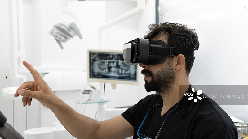 牙医在诊所使用VR眼镜图片素材