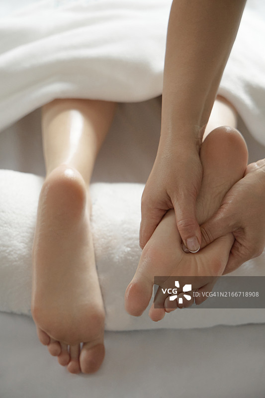 在宁静的SPA环境中享受舒适的足底按摩图片素材