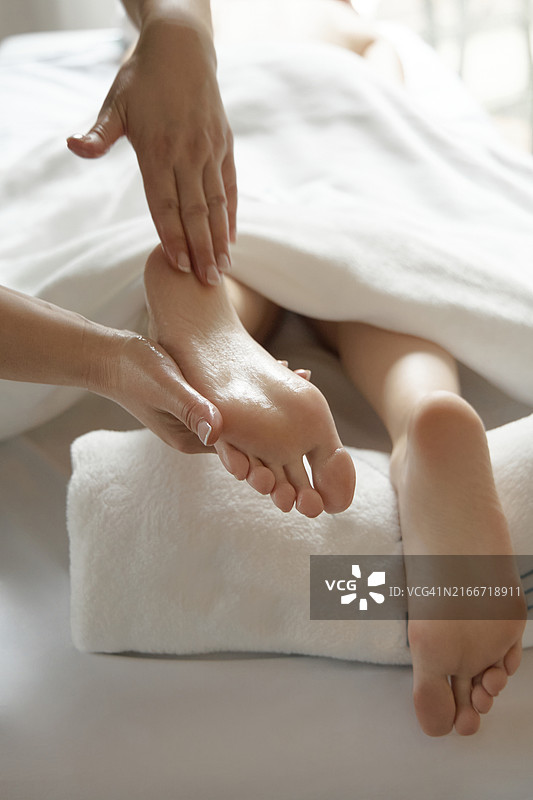 在宁静的SPA环境中享受舒适的足底按摩图片素材