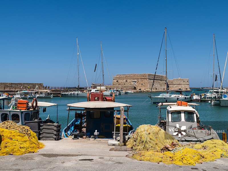 旧伊拉克利翁港口的船只图片素材