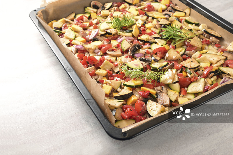烤箱蔬菜：西葫芦、甜椒、茄子、番茄和迷迭香，低碳健康素食，留白图片素材