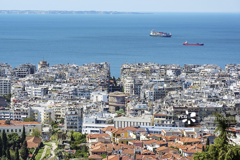 塞萨洛尼基城市全景：房屋、加莱里乌斯拱门和蓝色地中海，希腊马其顿首都图片素材