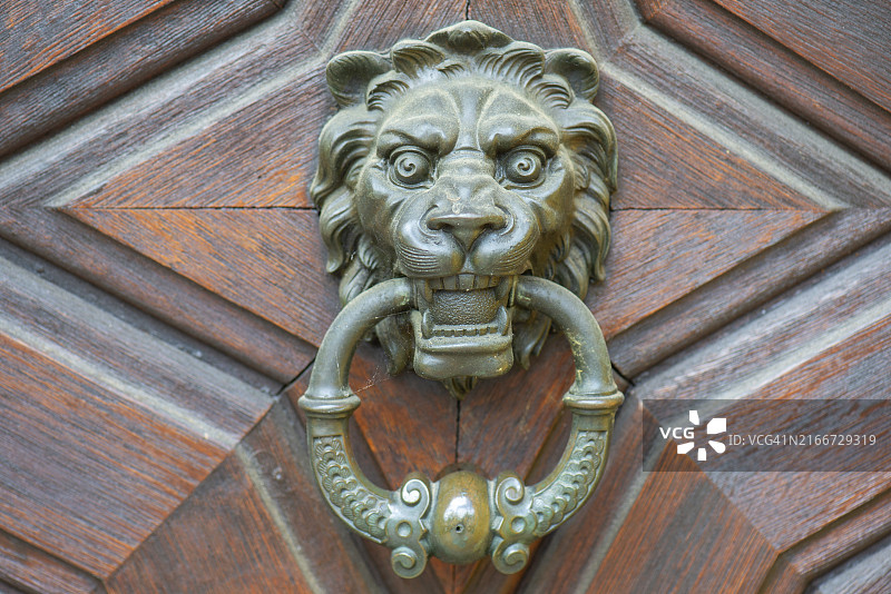 德国巴伐利亚班贝格入口处的狮头门环图片素材