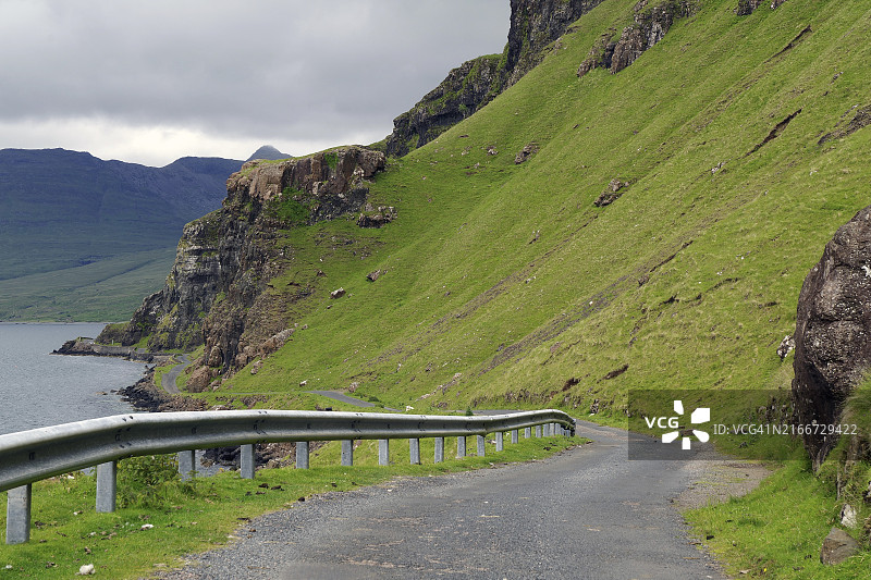 蜿蜒的道路，绿色山地景观，眺望海岸，马尔岛，内赫布里底群岛，苏格兰，英国，欧洲图片素材