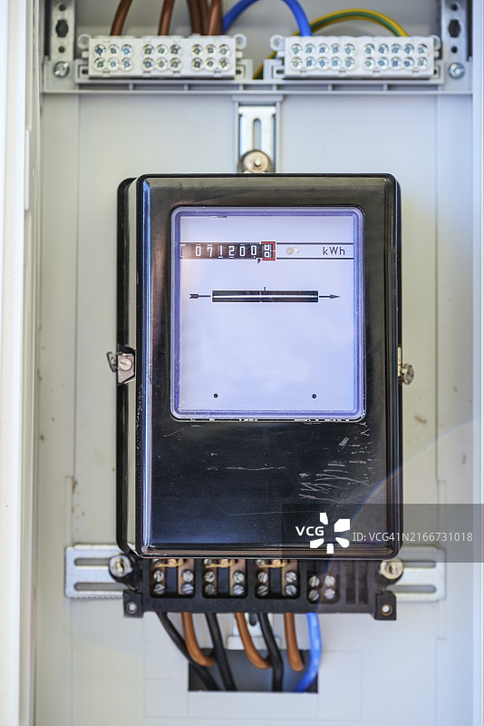 玻璃后面的模拟电表箱，测量家庭的能源消耗，节能概念图片素材