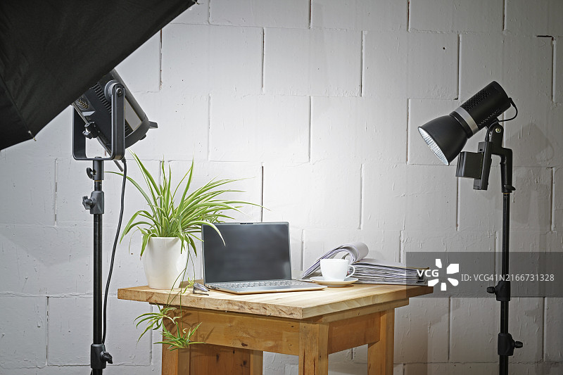 小型桌面摄影棚：车库内的木板、灯光和支架图片素材