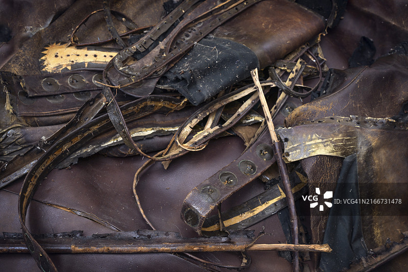 回收工坊的旧棕色皮革（腰带、包、家具），可循环利用图片素材